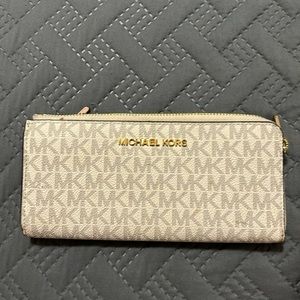 Michael kors logo wallet